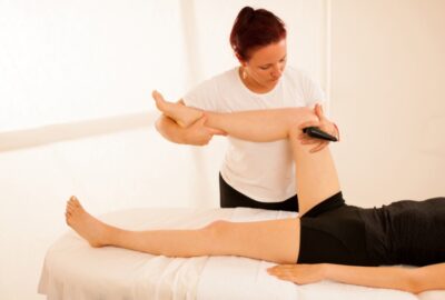 TECAR – tratamentul modern care accelerează recuperarea în fiziokinetoterapie Imagine cu un terapeut care efectuează terapia TECAR pe un pacient