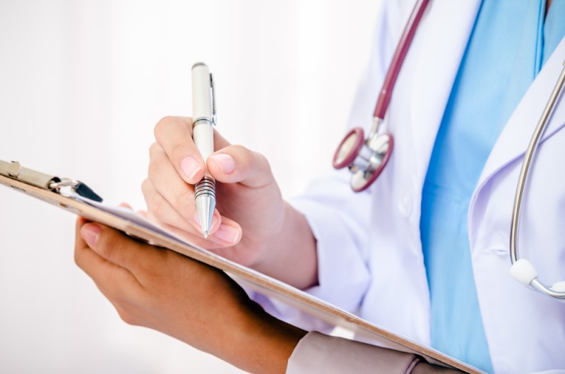 un medic care evaluează un pacient pentru probleme legate de alimentație