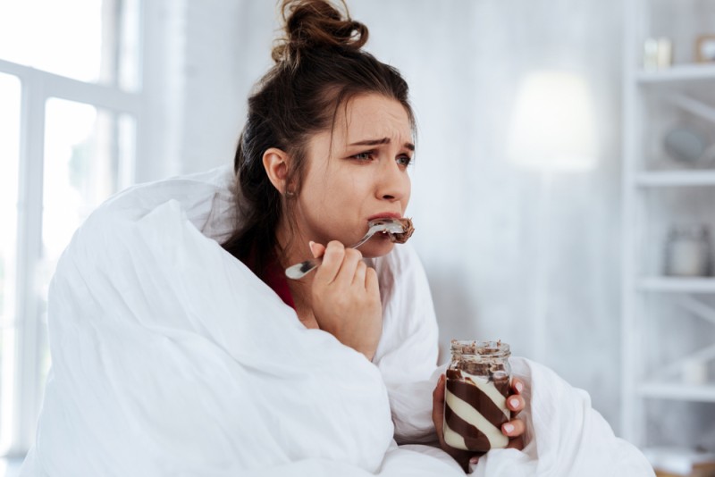 o persoană care mănâncă atunci când este stresată sau tristă