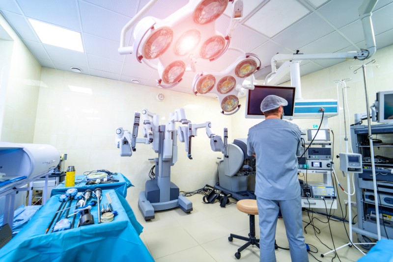 Echipa de chirurgie robotica care opereaza cu da Vinci Xi