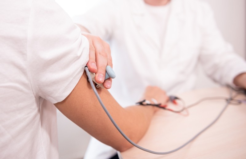 Neurolog specialist efectuand o procedura de electromiografie