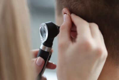 Schwanomul vestibular (neurinomul acustic): Ghid practic pentru pacient Examinare otologica realizata cu otoscopul, utilizata in evaluarea simptomelor auditive si vestibulare asociate schwanomului vestibular