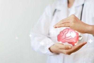 Tumoră de bază de craniu – meningiom olfactiv | Caz operat de dr. Mihai Crăciun imagine cu o operatie pe creier