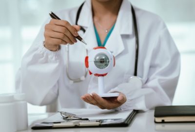 Despre astigmatism - tot ce trebuie să știi, de la cauze la soluții pentru corecția ochiului cu astigmatism doctor car explica ce este astigmatismul pe un ochi model