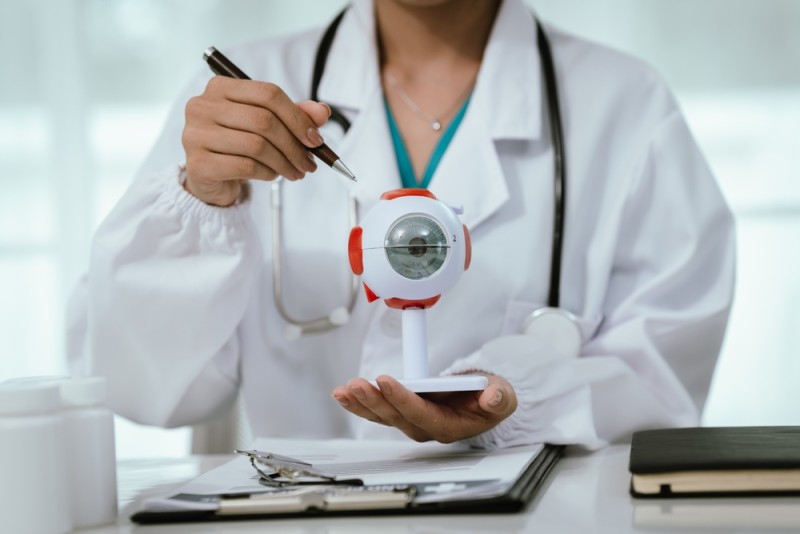 doctor car explica ce este astigmatismul pe un ochi model
