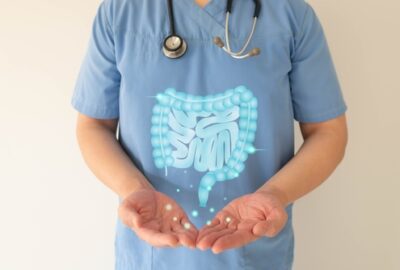 Colonoscopia cu anestezie. Tot ce trebuie să știi despre procedură Imagine cu un pacient care face o colonoscopie sub anestezie