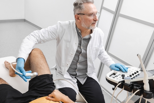 Imagistica cu ultrasunete pentru hernia inghinală. Omul cu dureri de picior a venit la clinica medicală pentru o examinare cu ultrasunete a inghinalului