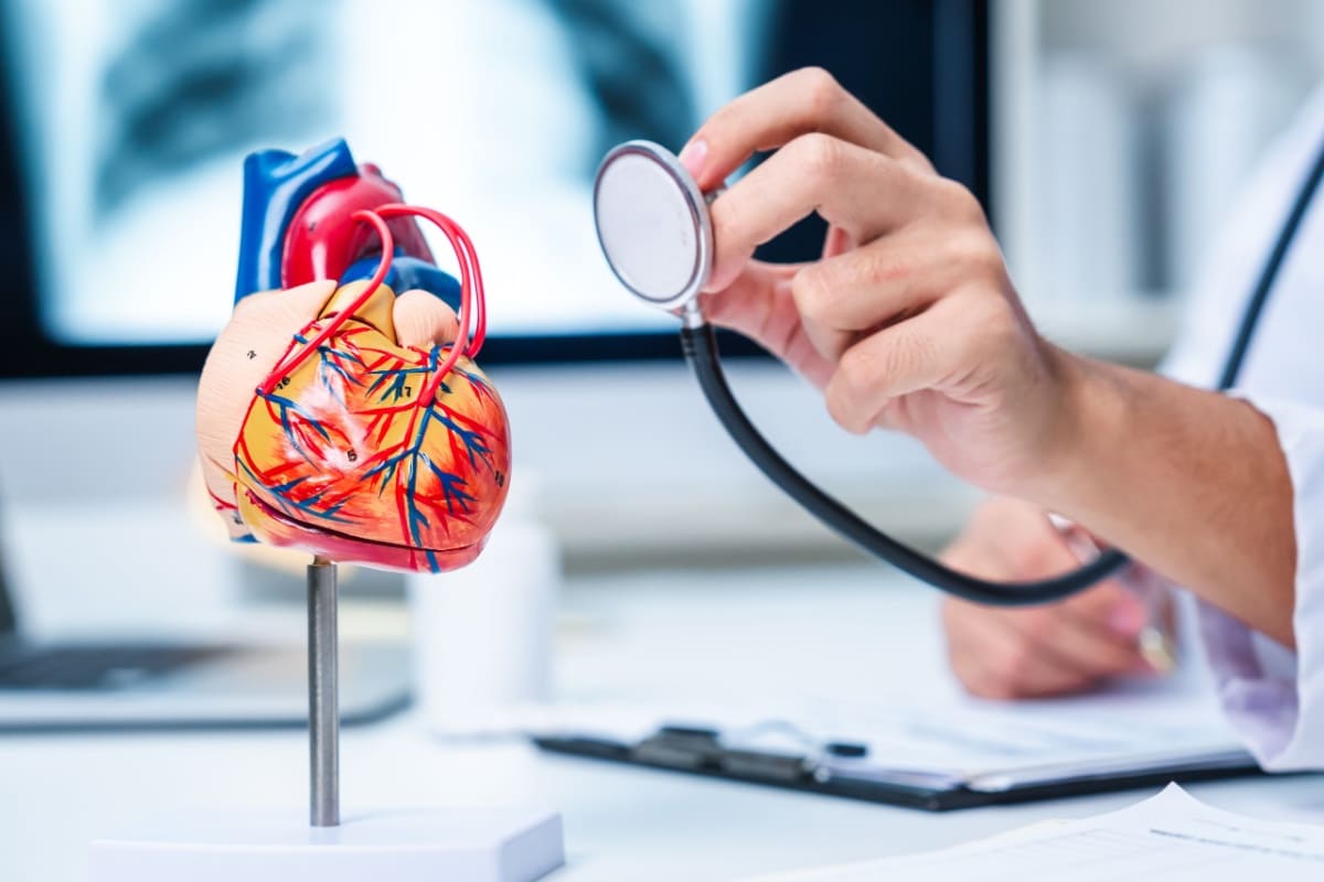 medic asculta un mulaj inima cu stetoscopul 