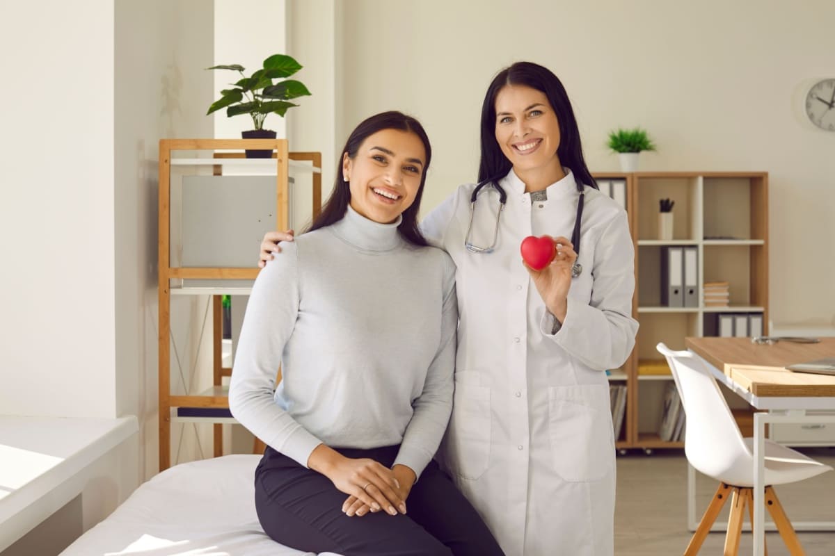 medic cardiolog prietenos impreuna cu pacienta 