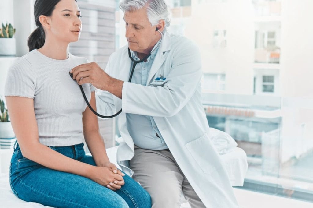 medic asculta inima cu stetoscopul