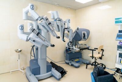 Rolul Chirurgiei Robotice în Tratamentele Oncologice Robotul chirurgical Da Vinci într-o sală de spital, utilizat pentru intervenții minim invazive asistate robotic