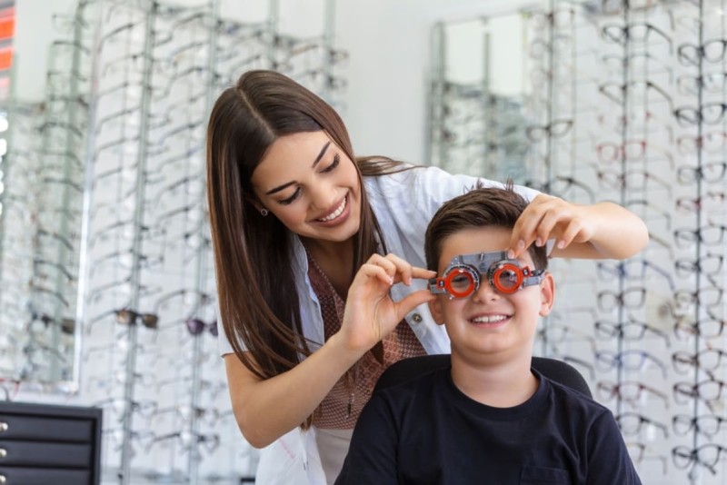 baiat la consult oftalmologic pentru ochelari