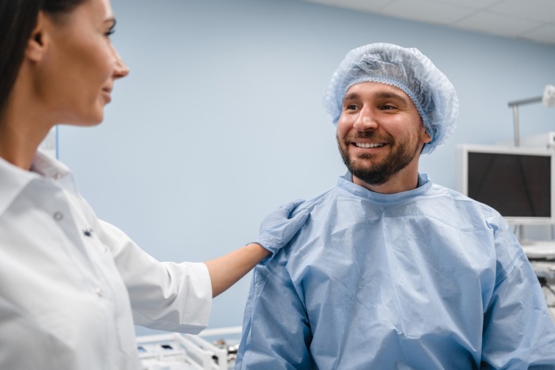 O persoană se pregătește pentru o colonoscopie