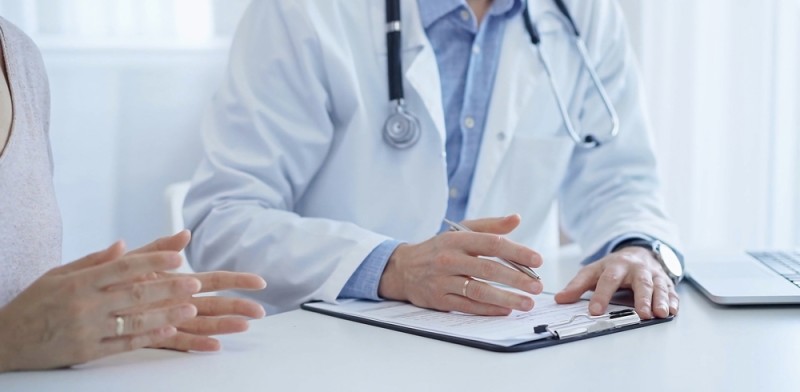 O persoană care ia medicamente ca parte a unui tratament