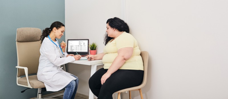 Un pacient discuta cu medicul despre optiunile de tratament pentru obezitate