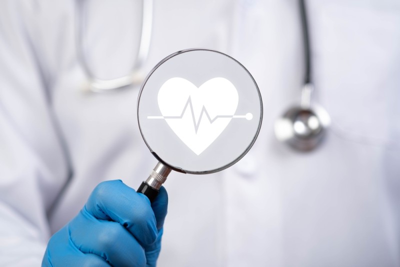 o imagine cu o persoană care se supune unui control cardiologic