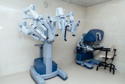 Recuperarea post-operatorie după o intervenție chirurgicală robotică: sfaturi și recomandări Pacient recuperându-se în spital după o intervenție chirurgicală robotică
