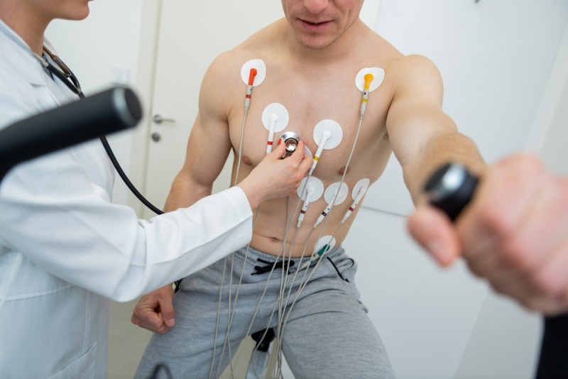 Imagine cu un pacient care face un test de efort într-un cabinet de cardiologie