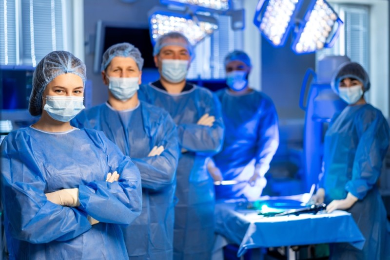 Imagine cu centrul medical si echipa care efectueaza operatia