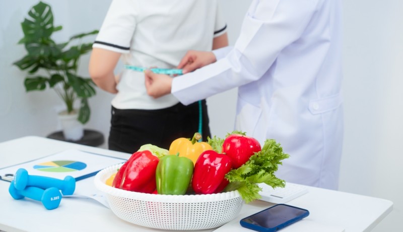 Femeie comparand diferite strategii de control al greutatii, inclusiv injectia pentru slabit
