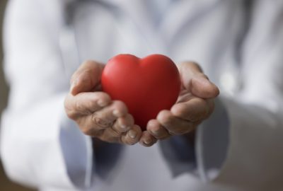 Consult cardiologic preventiv: de ce este important pentru persoanele fără simptome? o imagine cu un medic care efectuează un consult cardiologic preventiv