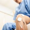 Imaginea ilustreaza recuperarea dupa o artroscopie a genunchiului