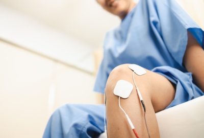 Artroscopia de genunchi: ce este și când se recomandă? Imaginea ilustreaza recuperarea dupa o artroscopie a genunchiului