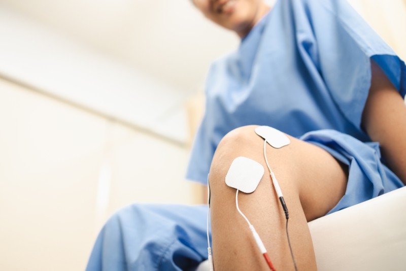 Imaginea ilustreaza recuperarea dupa o artroscopie a genunchiului
