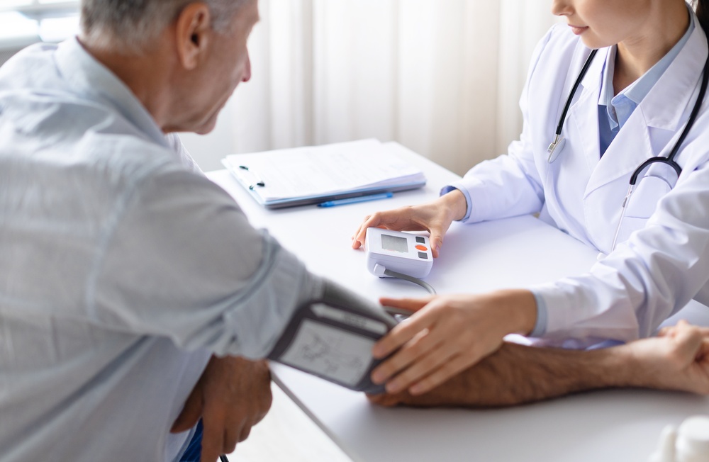 doctor care diagnostichează o afecțiune cardiacă