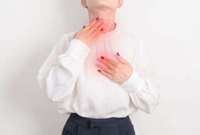 Ce este leiomiomul esofagian? Cauze, simptome și când este necesară operația femeie cu durere la gat