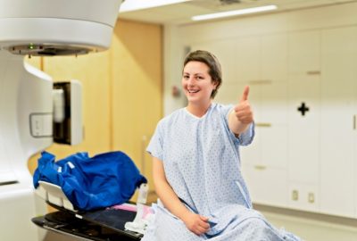 Carcinomul bronhopulmonar: forme clinice și tratament medic care discuta tratamentul pentru cancerul pulmonar cu un pacient